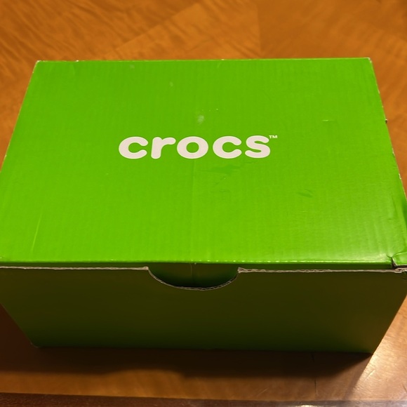 GIRLS TODDLER SIZE 4 CROCS, MEW NEVER WORN - Picture 8 of 9